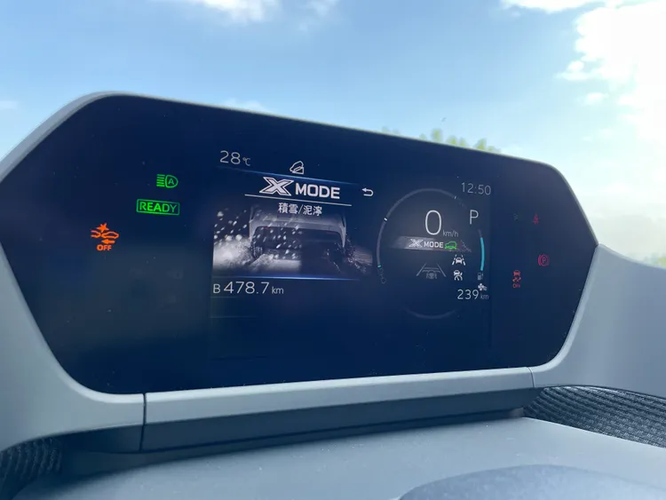 Solterra的駕駛模式按鍵額外多出X-MODE脫困模式選項，可針對各地形調整四輪輸出狀態。林浩昇攝