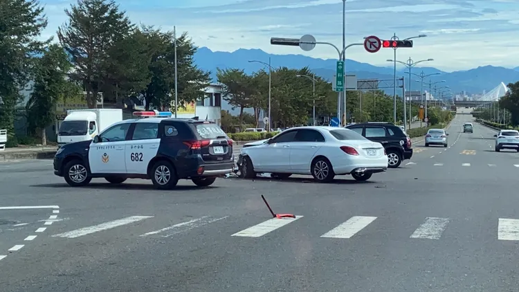 警方獲報到場處哩，初步研判彭姓駕駛違反號誌釀禍。讀者提供