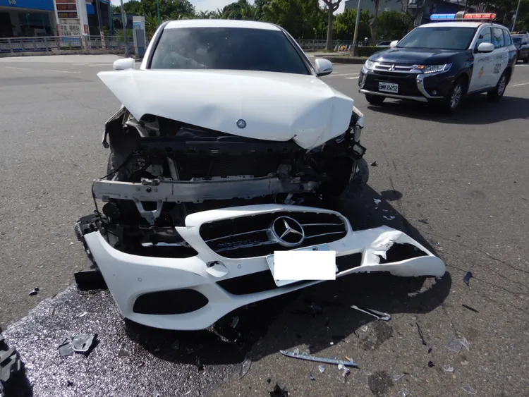 林女駕駛的賓士C250前保桿掉落。讀者提供