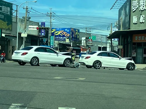 賓士C200撞C250 豪車路口對決影片曝光