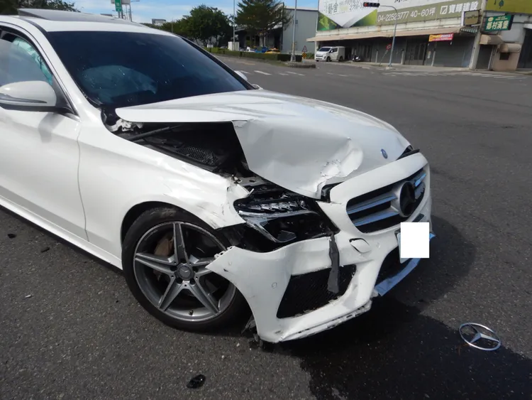 彭男違反號誌通過路口時與另輛賓士車發生碰撞。讀者提供