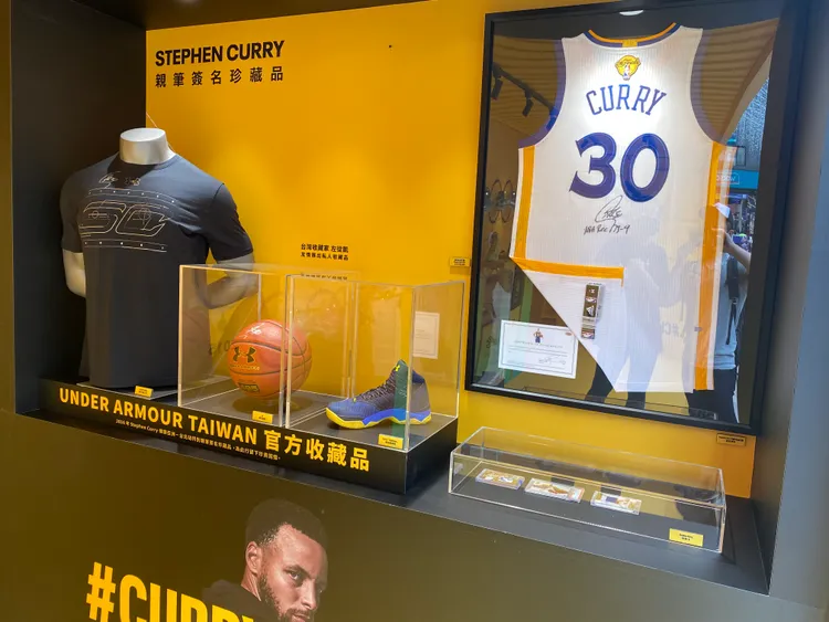 #CURRYH1ST0RY 10代球鞋特展上展出向球迷借展的柯瑞親筆簽名的球卡、球衣等。林哲良攝