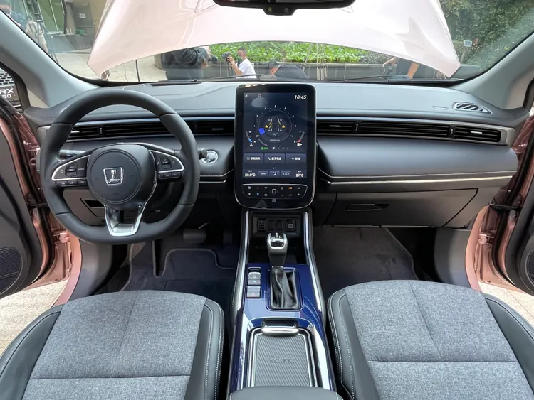 車艙在既有架構下，換上全新的內裝飾板，此外中央直立螢幕也導入最新LUXGEN THINK+ 5.0系統。林浩昇攝