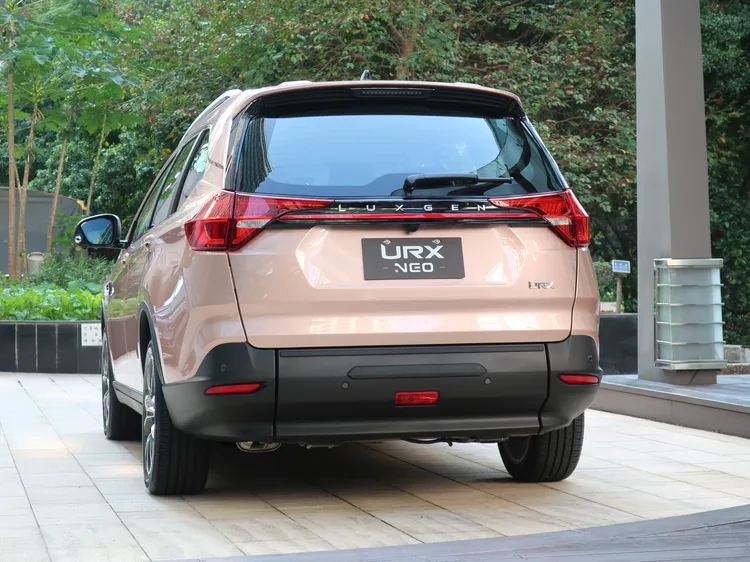 車尾利用新加入的紅色飾條，營造出貫穿式尾燈的視覺感受，也同步換上新世代廠徽字樣。林浩昇攝