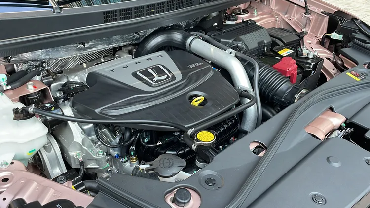 動力統一搭載1.8升四缸汽油渦輪增壓引擎，並搭配6速手自排變速箱。林浩昇攝