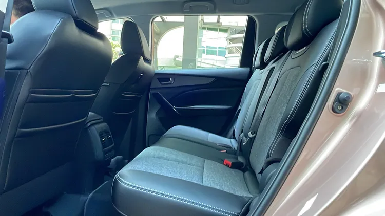 座椅表面材質以皮革混搭歐風織紋的銀灰色羊毛布，加上手工銀色車縫線改良而來。林浩昇攝