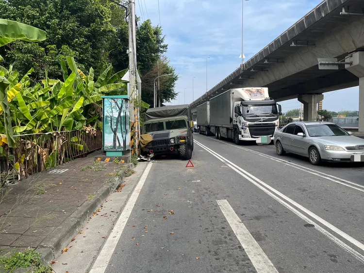 軍卡自撞，幸無人受傷。讀者提供