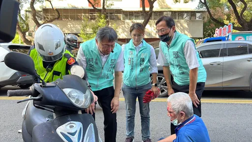 柯文哲高雄助選突遇車禍 醫師魂上身!救援滿臉血騎士