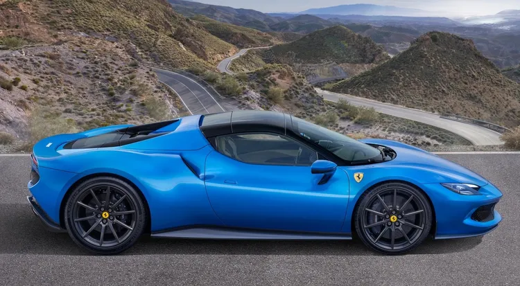 蓋上車頂的296 GTS與硬頂車款無異。原廠提供