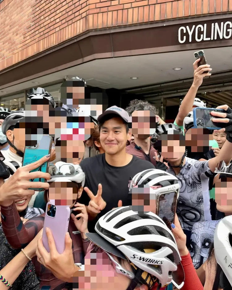 彭于晏被車友團團圍住。讀者提供