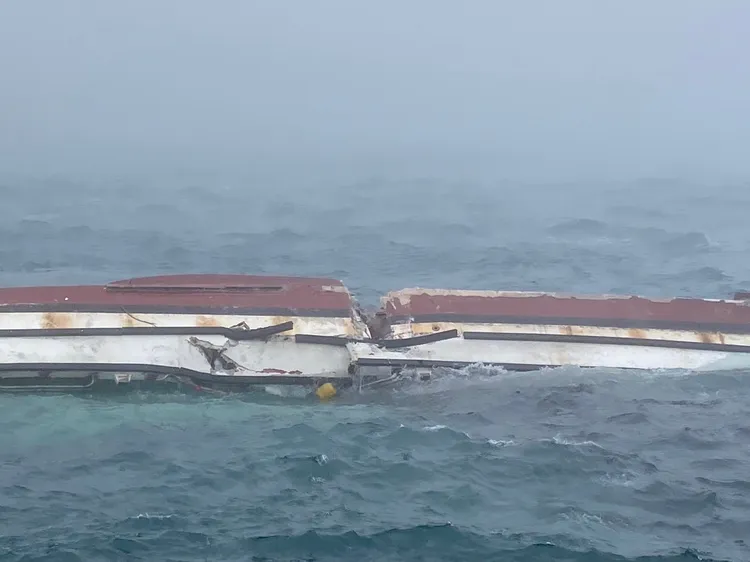 漁船遭撞擊後隨即翻覆。翻攝畫面