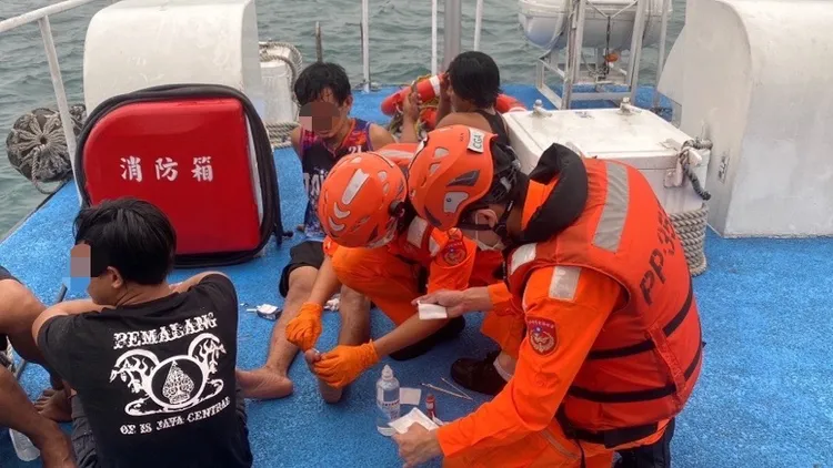 海巡隊員幫受傷船員敷藥。翻攝畫面
