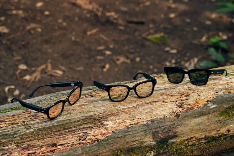 鏡框有黑銀與黑金兩款，鏡片有0度藍光、黑片、透咖片、水銀片可選擇。業者提供