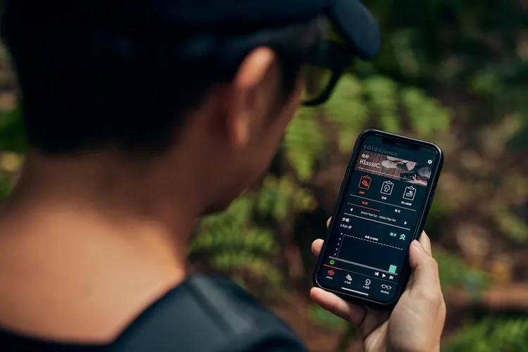 搭配App可監測姿勢或計算步行量。業者提供