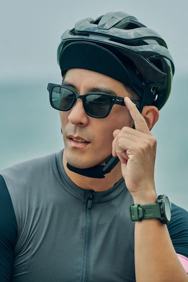 透過不同的手勢觸碰鏡腳或鏡框，可調整音量、快速切換歌曲。業者提供