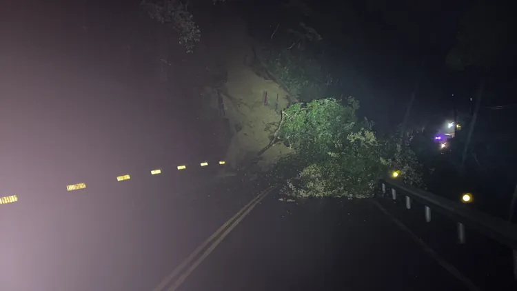 42.2公里處邊坡滑落，北宜公路該路段一度全線封閉。翻攝畫面