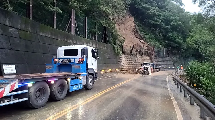 今天早上6時許，以搶通單線雙向通行。翻攝畫面