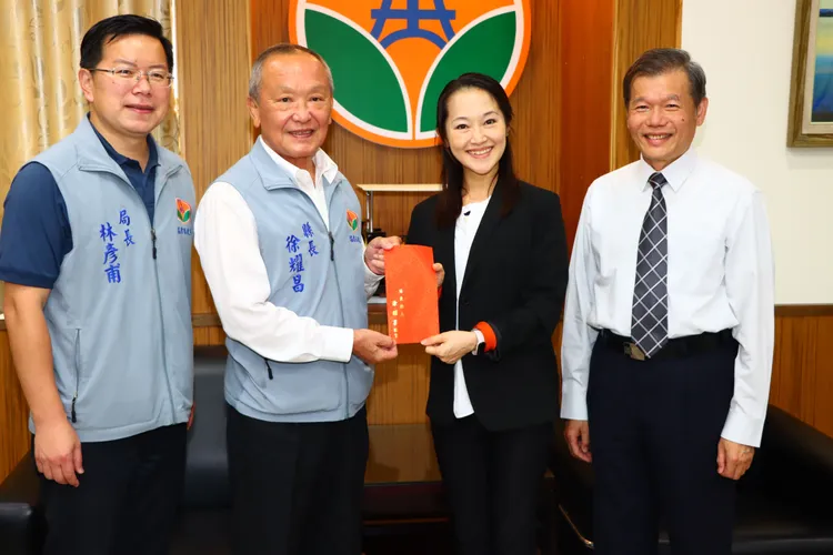 陳芝后日前生產，10月25日傳藝金曲獎頒獎時，還在坐月子，今天出關由徐耀昌頒獎表揚。苗栗縣政府提供