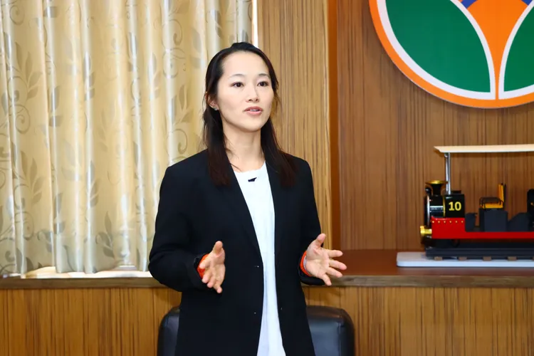 陳芝后10歲就進入復興劇校就讀京劇科，主修花旦、刀馬旦，2002年開始加入榮興客家採茶劇團，扮相端莊秀麗，嗓音柔潤甜美，一直以來都受到觀眾的肯定與喜愛。苗栗縣政府提供