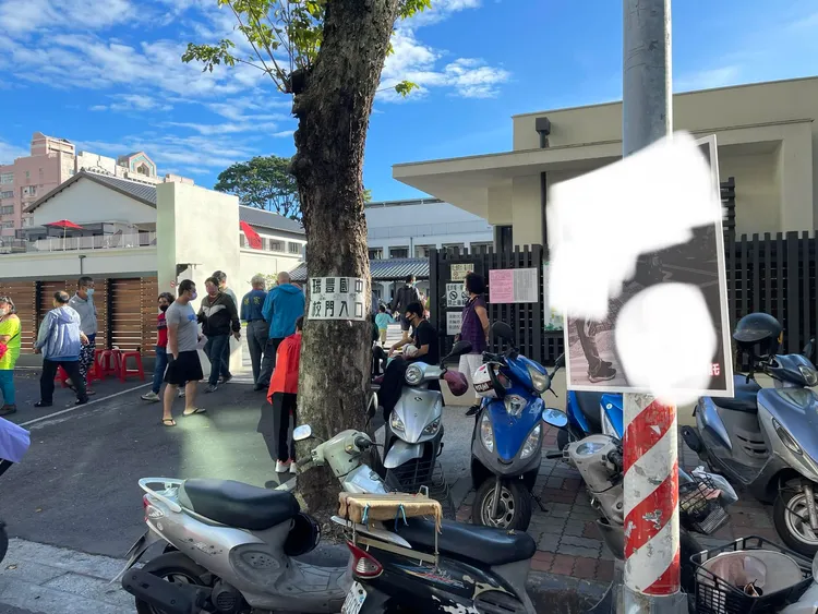 有民眾反映，投票所前有競選看板，現已被選監委員拆除。翻攝《爆料公社》