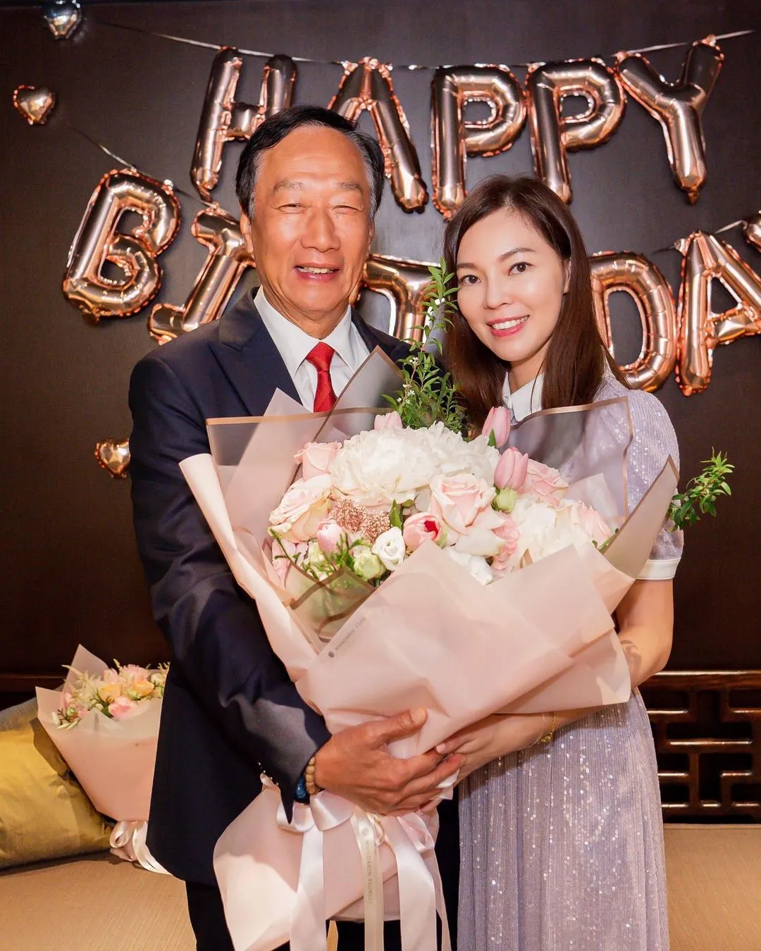 郭台銘(左)送老婆曾馨瑩一大束鮮花。翻攝曾馨瑩IG