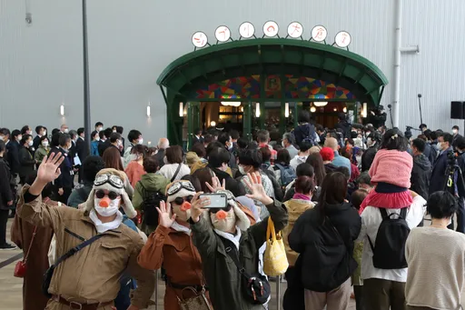 日本吉卜力公园开张!宫崎骏绘「龙猫」祝贺 5000人抢头香入场