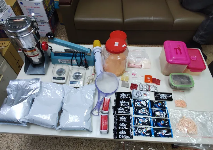 警方查獲的毒品、製毒工具等物品。讀者提供