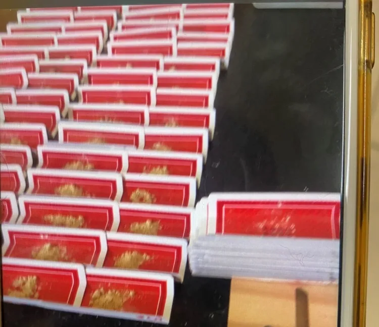 嫌犯將撲克牌捲起，用來分裝毒品。讀者提供