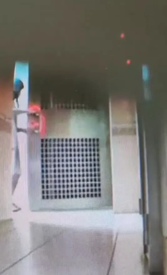 警方於嫌犯住處外蒐證，當時他正要出門。讀者提供