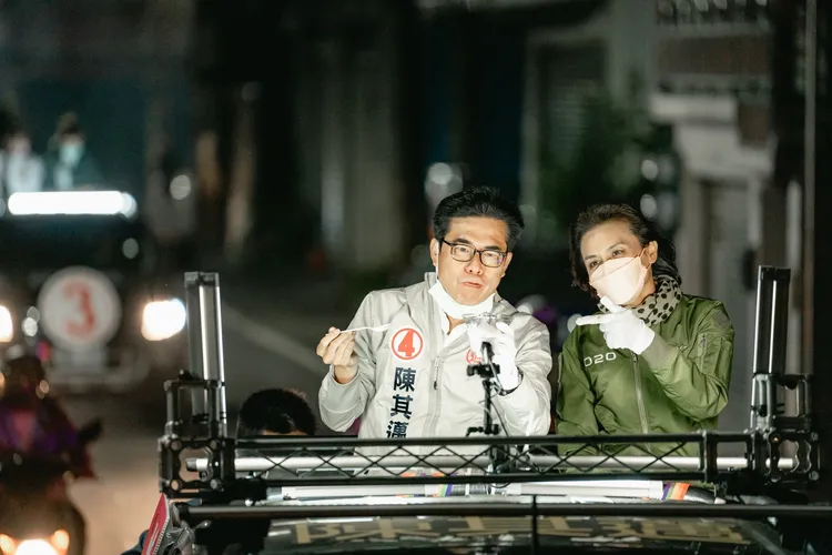 陳其邁車隊掃街，沿路收到冰品就吃起來，宛如吃播秀。 陳辦提供