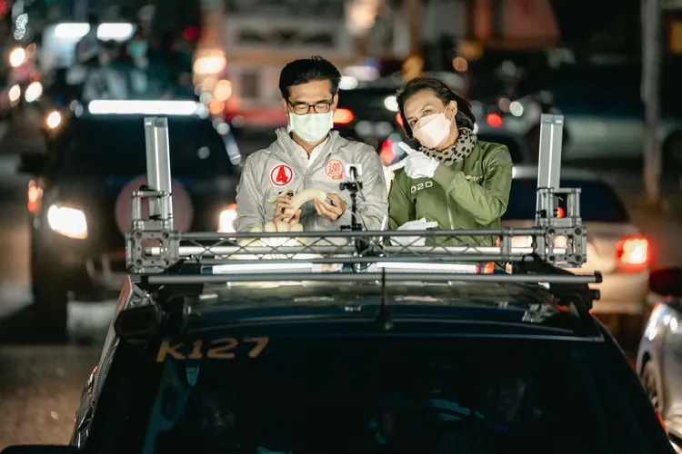 陳其邁車隊掃街，在車上就吃起民眾送上的香蕉，宛如吃播秀。 陳辦提供