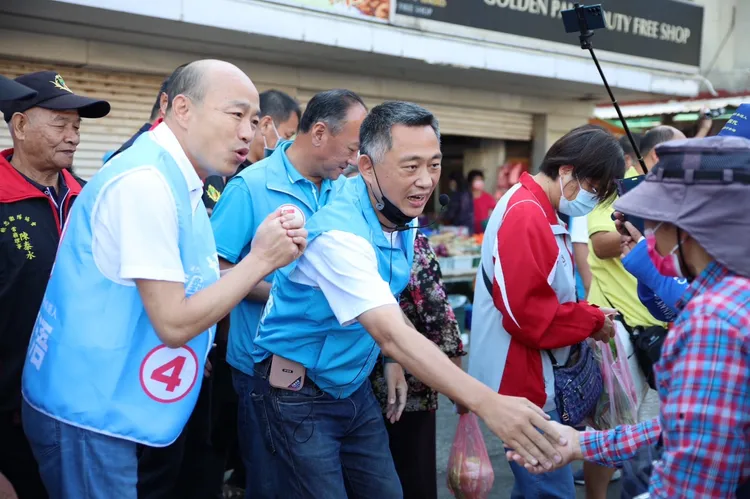 在大橋通車後，馬英九、朱立倫、韓國瑜藍營大咖站台加持，楊鎮浯聲勢持續上漲。蔡宇凌攝