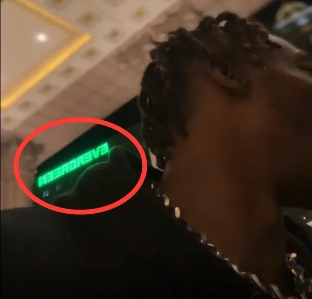 霍華德在租屋大廳直播時，後方可見長榮集團企業總部。翻攝霍華德IG