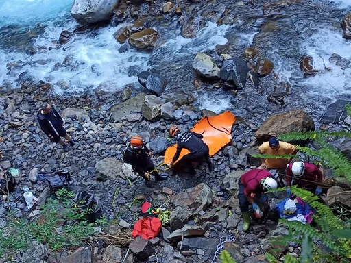 桃園復興區泡湯落石意外　嗄拉賀野溪溫泉一女頭遭砸傷