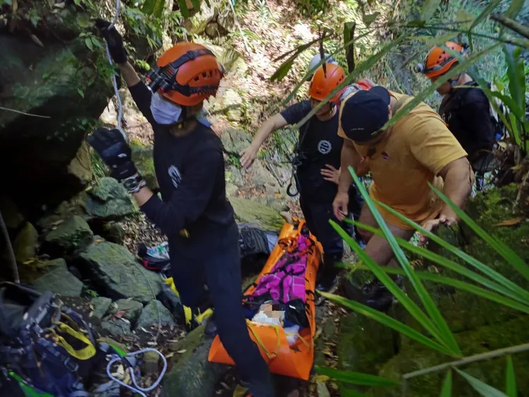 合力抬傷患下山。桃園市消防局提供