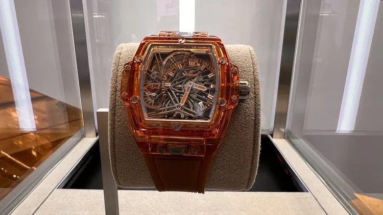 Hublot 宇舶於漢神百貨世足快閃店快閃店內，陳列全球僅50只、全台只有一只的「冰橙藍寶石水晶陀飛輪腕錶」。侯昌騰攝