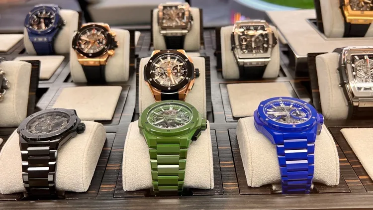 2022 FIFA卡達世界盃官方時計Hublot 宇舶，在漢神百貨設世足快閃店，展出世足賽裁判的專用腕錶、裁判鐘與各式名錶。侯昌騰攝