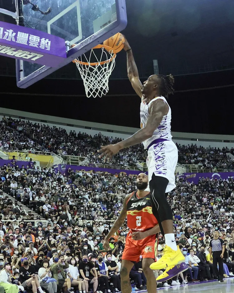 霍華德灌籃。鄭孟晃攝