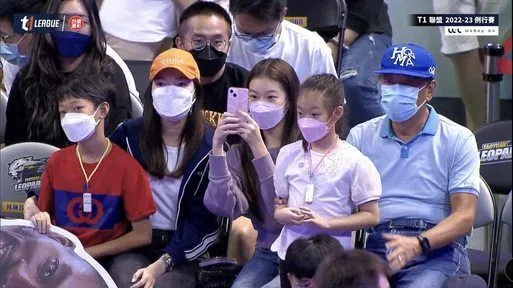 郭董一家人驚喜現身球場觀賞魔獸霍華德第二戰。畫面來源：T1聯盟