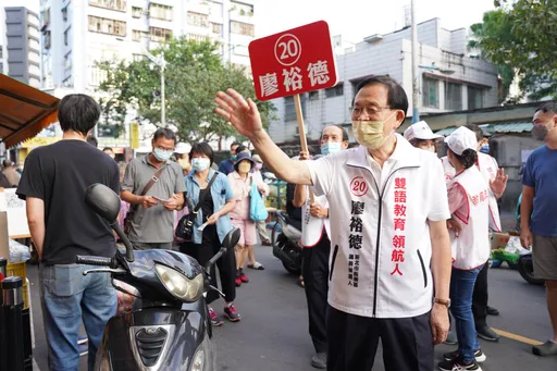 小孩溫柔眼神照片催票 新北議員候選人自比冷門世足球隊衝出藍綠夾殺