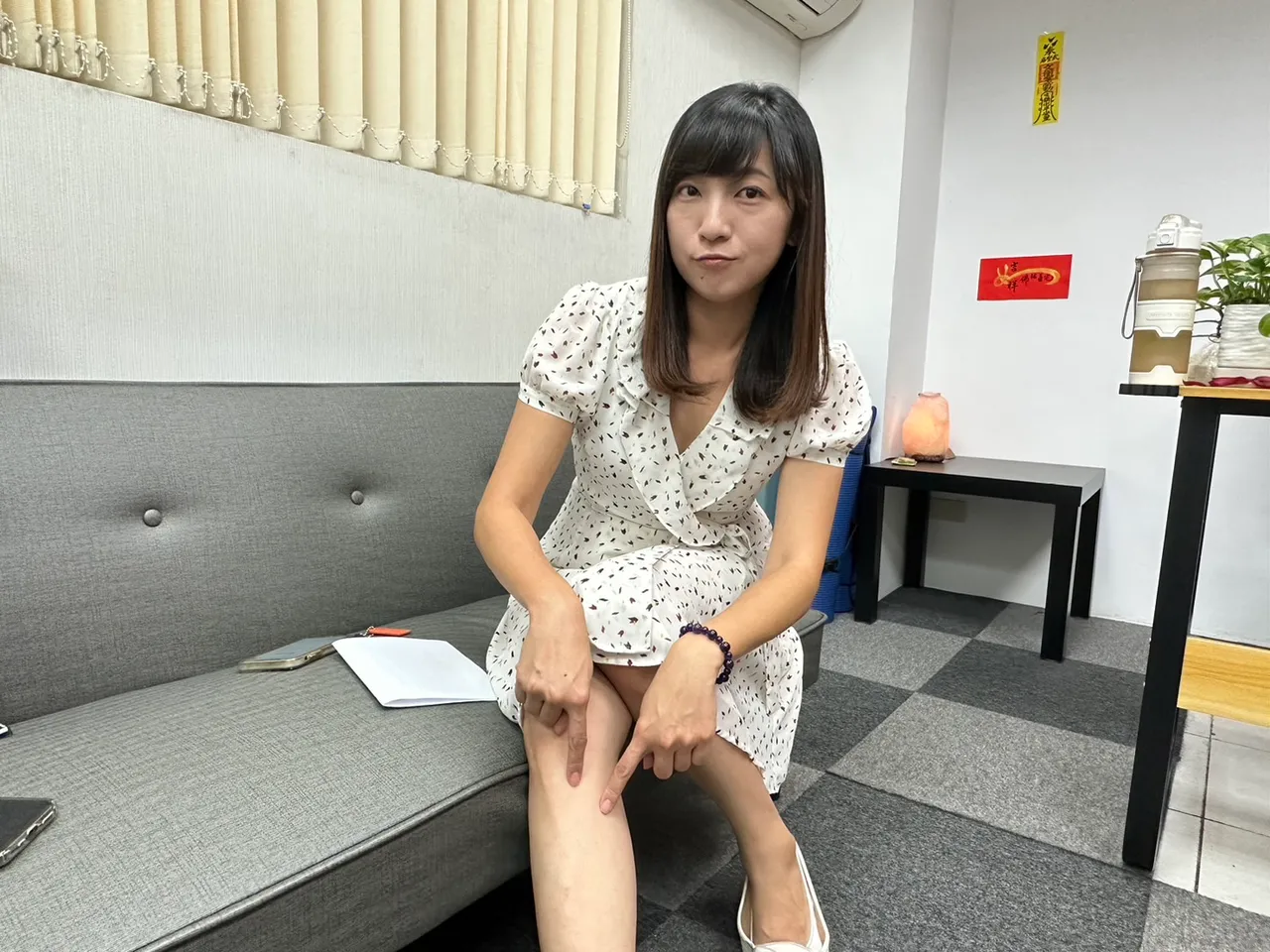 跑行程站路口爭取選民支持,陳乃瑜曾兩度無預警暈到,雙腳靜脈曲張,比跑新聞還要拼命。曾佳俊攝