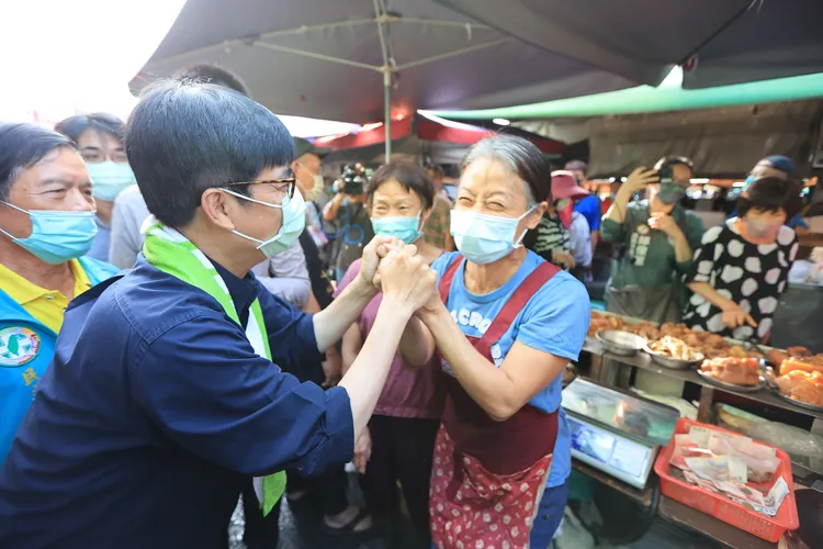 陳總部反擊，志恩亂批統籌分配稅款，剛好是在打臉韓國瑜拼經濟不力。 圖為今早陳其邁市場拜票 陳辦提供