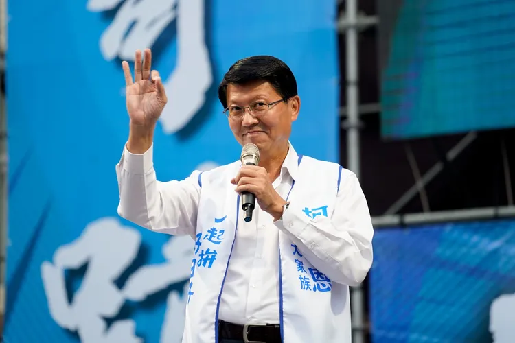 謝龍介透露，老婆對他決定選市長沒有過多干預，但總覺得虧欠她很多。翻攝謝龍介臉書