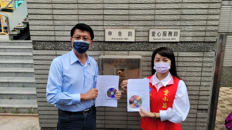 謝龍介到台南地檢署按鈴控告黃偉哲涉及賄選。劉榮輝攝