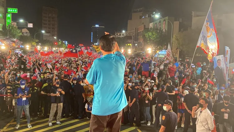 謝龍介在綠到出汁的台南競選市長，強調是改變的時候了。翻攝謝龍介臉書