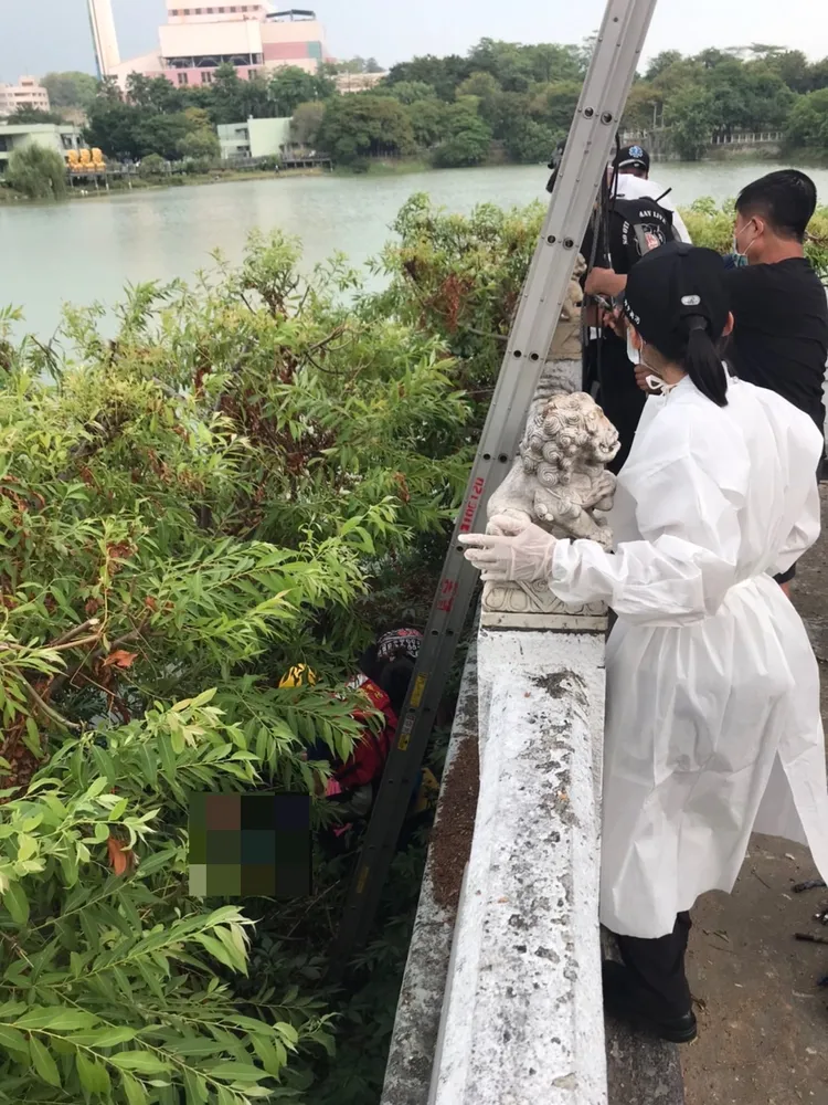 消防人員前往救溺，但已無生命跡象。讀者提供