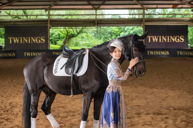 蔡淑臻和穿戴唐寧茶馬帽的馬匹親密合影。TWININGS唐寧茶提供