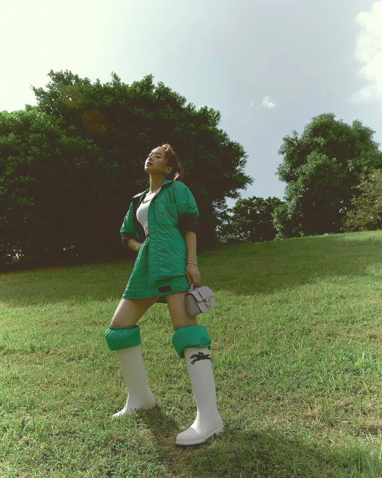 女星鬼鬼穿搭LONGCHAMP綠色尼龍套裝相襯Box-Trot系列紫丁香色迷你包，怪美又活潑。翻攝gemma_811 IG