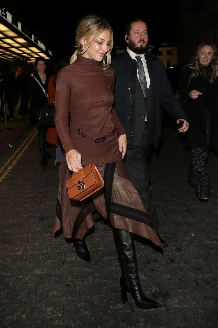 美國女星Madelyn Cline於倫敦宣傳知名偵探電影時，以率性造型手提Box-Trot迷你包。Getty Images提供