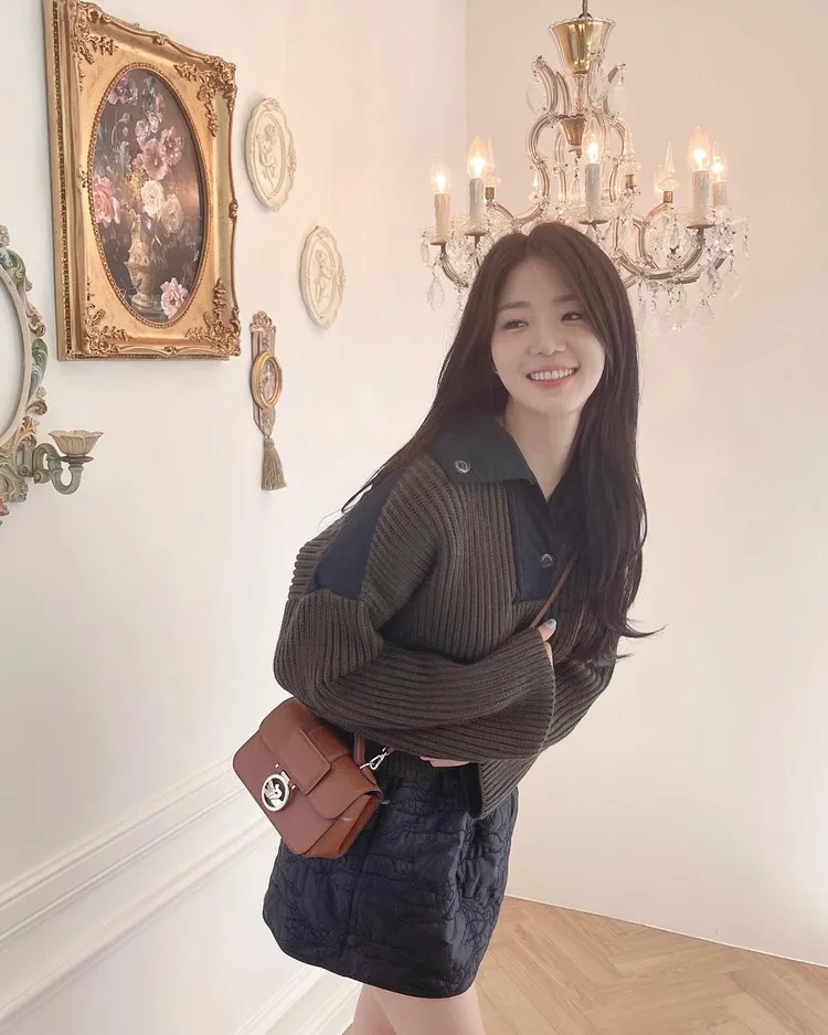 在Netflix戀愛綜藝秀《單身即地獄》中擁有高人氣的透明系女孩申芝燕，日前秀出LONGCHAMP秋冬時裝搭配 Box-Trot迷你包，風格俐落甜美。翻攝jiiiyeonie__ IG